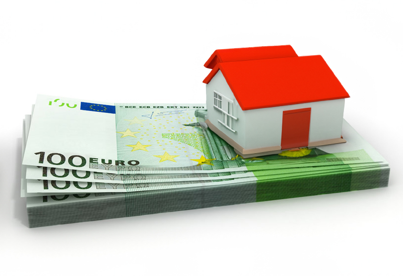 Una rappresentazione grafica che mostra una casa modellata in 3D posizionata sopra una pila di banconote da 100 euro, simboleggiando le opzioni di moratoria mutui disponibili per i proprietari di casa.